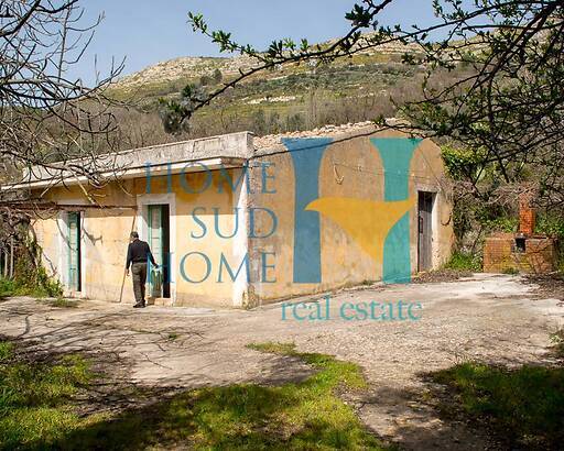 Terreno e Caseggiato nella Valle dell'Anapo